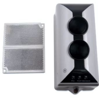 "DETECTOR DE HUMO FOTOBEAM / HASTA 100M / INCLUYE LAMINA REFLECTORA / 15VDC-28VDC / 3 LED INDICADORES / CORRIENTE DE MONITOREO ≤12MA / CORRIENTE EN ALARMA ≤22MA / 206MM*95MM*95MM"